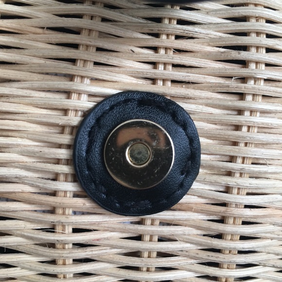 Wicker Clam Shell Purse - Picture 9 of 16